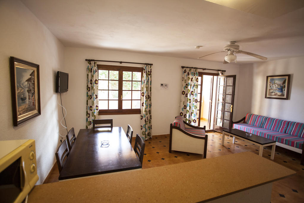 Отель Bahia Park Cala En Porter  Экстерьер фото