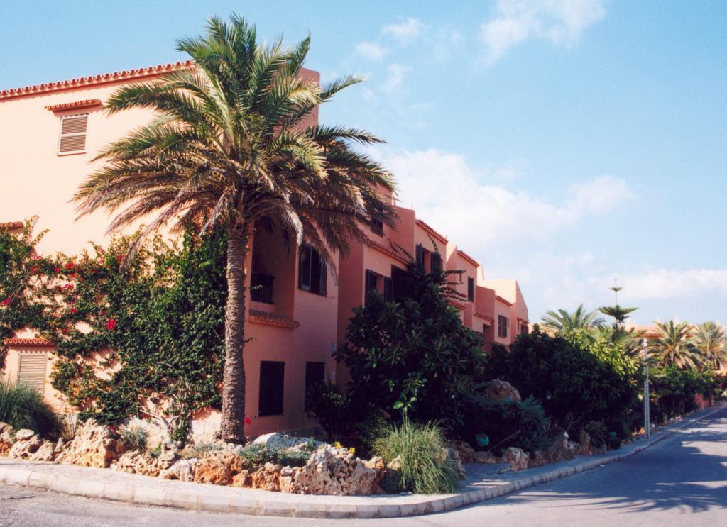 Отель Bahia Park Cala En Porter  Экстерьер фото